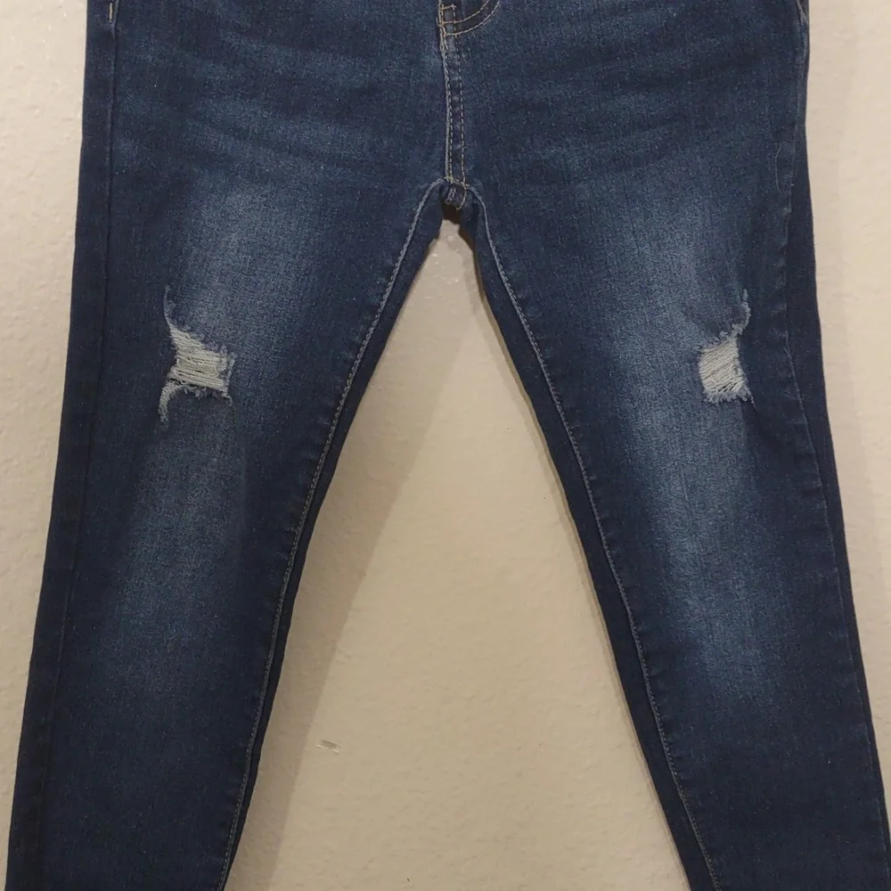 USED BLUE SAVVY DISTRESSED JEANS FRAY ON POCKETS SIZE 5/27 BLUE INSEAM 25INCH - Picture 4 of 14
